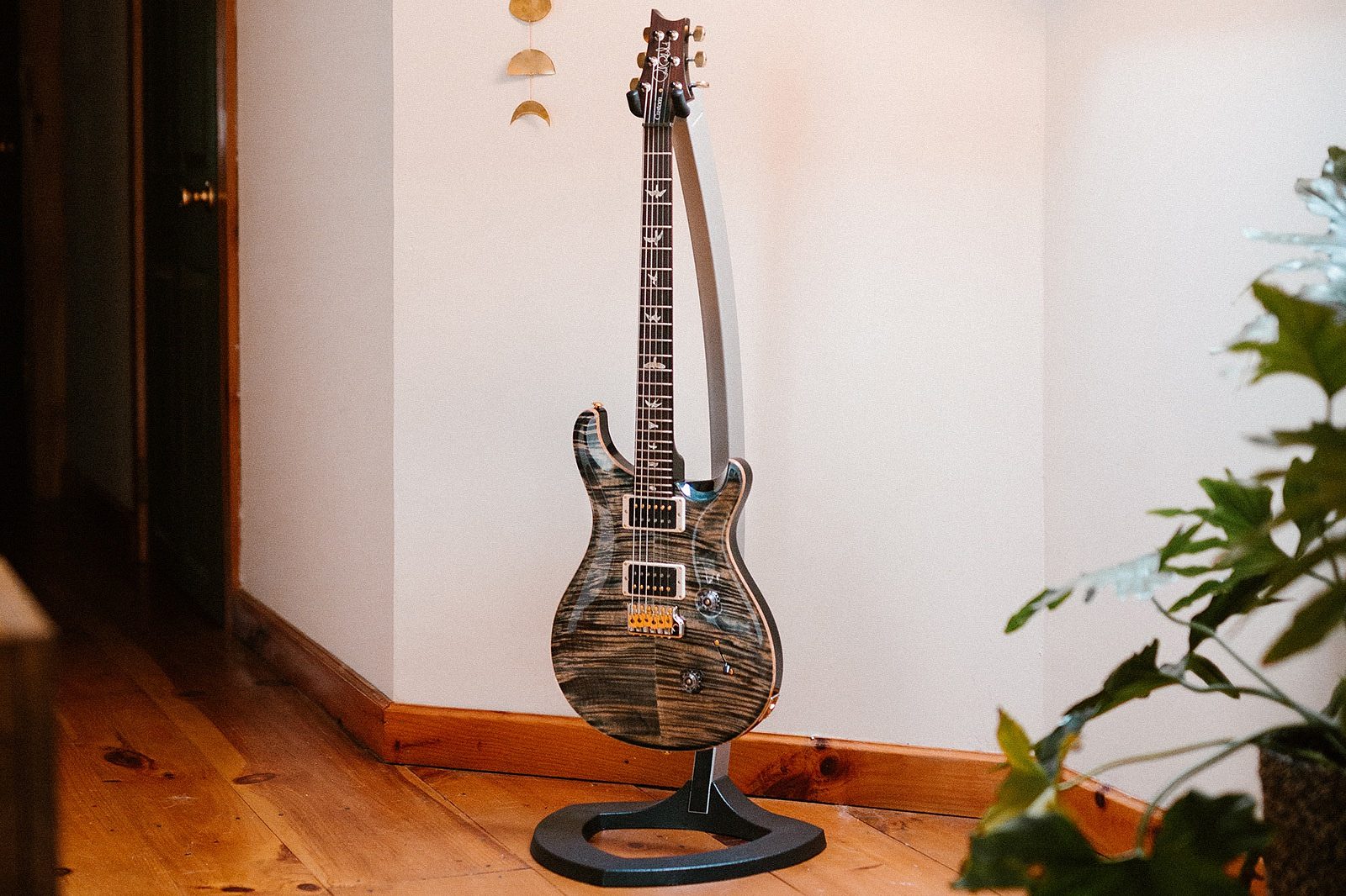 PRS Floating Guitar Stand – PRS Guitars West Street East Accessory Store